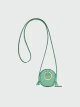 Monedero circular de la línea Épure de Longchamp, en color verde menta, con cierre de solapa y correa larga ajustable para llevar cruzado.