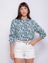 Camisa estampada azul con lunares blancos y rosados, de corte holgado y manga larga con puños abotonados.