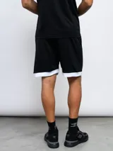 Short deportivo Umbro azul marino con cintura elástica y ribete blanco en el ruedo.