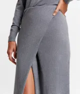 Pollera midi gris de punto, con detalle delantero cruzado.