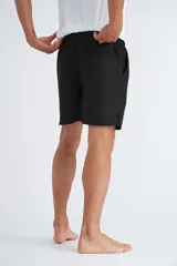 Bermuda de baño color salmón con cintura elástica ajustable con cordón.