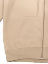 Campera deportiva unisex color beige, confeccionada en algodón con felpa, con capucha, cierre frontal y bolsillo tipo canguro.