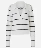 Suéter de punto pesado color blanco con rayas horizontales negras. Presenta cuello polo con escote en V y mangas largas. El tejido tiene un mix de texturas.