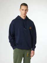 Sudadera con capucha azul marino, con bolsillo tipo canguro y cordones ajustables. Estampado pequeño en el pecho y estampado grande en la espalda, ambos en color naranja.