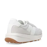 Championes urbanos New Balance modelo 370, de diseño retro inspirado en los años 70. Presentan una combinación de tonos blancos y gris claro, con paneles de malla y superposiciones de gamuza. Incluyen el logo N en los laterales, cierre con cordones y una suela de goma con plataforma y base color caramelo.