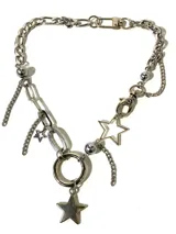 Collar plateado con cadena de eslabones y dijes colgantes de estrellas y esferas.