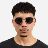 Lentes de sol con marco metálico negro y cristales oscuros de forma ovalada. Cuentan con protección UV400.