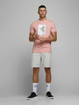 Short chino de corte regular, confeccionado en sarga de algodón con un ligero toque de elastano para mayor comodidad. Presenta un tono gris claro con efecto lavado, bolsillos laterales y traseros, y dobladillo en las piernas.