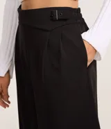 Pantalón pantalona de sastrería color negro, de cintura alta con diseño cruzado y hebillas laterales.