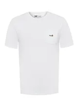 Remera blanca de manga corta RKF modelo Drake, confeccionada en algodón orgánico y Sorona. Presenta cuello redondo, calce regular y un bolsillo frontal en el pecho con el icónico pato bordado.