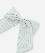 Pinza para el pelo con forma de lazo grande, confeccionada en poliéster con estampado de rayas finas en color verde menta y blanco.
