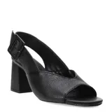 Sandalias de cuero negro con diseño de punta abierta y taco block. Presentan una tira con hebilla lateral ajustable y una silueta curva en la capellada.