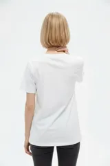 Remera negra de algodón con cuello redondo, manga corta y estampa frontal con texto en blanco.