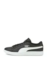 Championes Puma Smash V2 L color verde militar con detalles en blanco, confeccionados en gamuza sintética, con suela de goma blanca y cierre de cordones.