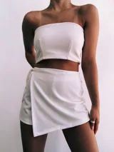 Short pollera blanco con lazo lateral.