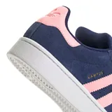 Championes Adidas Campus 00S W, color azul marino con detalles en rosa. Presentan capellada de gamuza, las tres franjas icónicas en rosa, forro interior en rosa y suela de goma blanca gruesa. El nombre "CAMPUS" está estampado en dorado en el lateral.