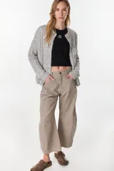 Cardigan tejido de punto gris, de corte relajado, con cuello redondo y cierre frontal de botones.