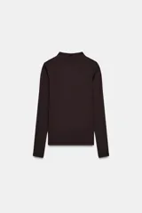Camiseta de manga larga con cuello subido, de corte regular y largo estándar.