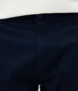 Pantalón masculino de corte skinny confeccionado en sarga de algodón con elastano. Presenta cierre frontal con botón y cremallera, cintura con trabillas y bolsillos laterales y traseros.