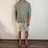 Bermuda de gabardina color marrón claro, corte recto, con bolsillos laterales y traseros.