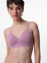 Soutien con copa preformada sin aro, confeccionado en microfibra color lila. Presenta breteles ajustables, cierre posterior con broche multiposición y detalle de tejido de red en el centro del frente.