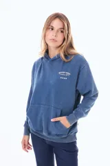 Buzo con capucha de felpa en color azul con efecto lavado. Presenta una estampa en la espalda con el texto 'WESTERN RODEO Country Girls' y cuatro estrellas blancas alineadas debajo.