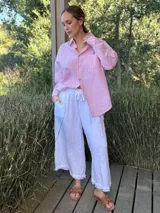 Pantalón capri azul marino de lino, con corte ancho, cintura elastizada ajustable con cordón y terminación con flecos.