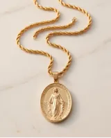 Collar de acero con baño de oro y cadena de eslabones tipo cuerda, con dije ovalado colgante con relieve de la Medalla Milagrosa.