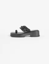 Sandalias negras con plataforma y tiras de cuero vegano.