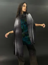 Bufanda roja de tejido fino y suave 100% lana merino teñida con técnica tie-dye.