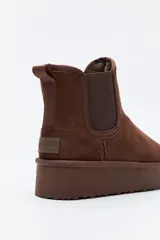 Botas de gamuza de caña corta con laterales elastizados y plataforma con suela dentada.