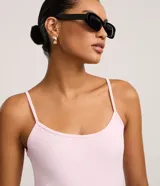 Musculosa básica Cortelle en color beige, con escote redondo y tirantes finos, confeccionada en poliamida con elastano.