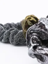 Set de cuatro scrunchies de tela con texturas metalizadas en colores plateado, dorado y negro.