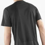 Remera deportiva de manga corta para hombre, de color negro con paneles reforzados en los hombros, diseñada para actividades al aire libre.