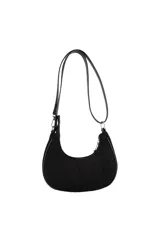 Cartera tipo bandolera de diseño semicircular, confeccionada en material con textura gamuzada color bordó. Presenta detalles de tachas metálicas plateadas en todo el contorno, cierre superior con tirador decorado con un dije metálico circular y correa larga ajustable.