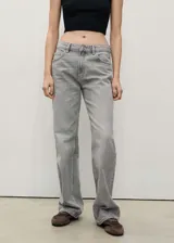 Pantalón de jean de corte recto y tiro medio, en color gris lavado. Cuenta con cierre frontal de cremallera y botón, trabillas para cinturón y diseño clásico de cinco bolsillos.