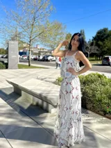 Falda larga de color blanco con estampado floral en tonos rosados y verdes.