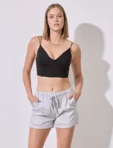 Short color gris claro de tencel, marca Workshop, con pretina elastizada, fruncida y con lazo de ajuste. Delantera y trasera con bolsillos aplicados.