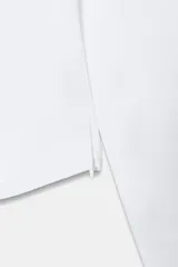 Camiseta blanca de manga larga con corte slim fit, cuello redondo y mangas ranglán. El bajo es redondeado.