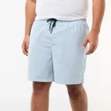 Short de baño con diseño de rayas finas en color celeste y blanco, con cintura elástica y cordón ajustable azul oscuro.