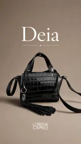Cartera tipo bolso de mano con diseño estructurado y acabado efecto croco brillante. Cuenta con doble manija corta, correa larga ajustable y removible, y un detalle de borla colgante con argolla metálica. Incluye logo grabado en el frente.