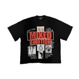 Camiseta negra de manga corta con gran estampado frontal, texto y detalles de strass.