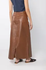 Falda larga de cuero color suela, de corte recto y con abertura frontal.
