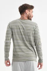 Remera de manga larga para pijama, con diseño de rayas horizontales en tonos verde militar y gris.