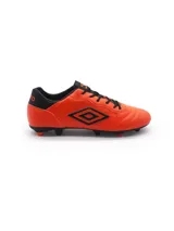 Championes de fútbol Umbro modelo Touch FG, color negro con detalles en turquesa. Presentan el logo de la marca en el lateral y suela con tapones para terreno firme.