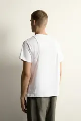 Camiseta de manga corta con cuello redondo y diseño de efecto superposición que simula una musculosa sobrepuesta.