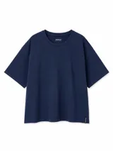 Remera de corte oversize color azul oscuro con cuello redondo y costura horizontal en el pecho. Cuenta con una pequeña etiqueta lateral en el ruedo.
