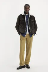 Pantalón chino color beige, de corte recto y tiro medio.