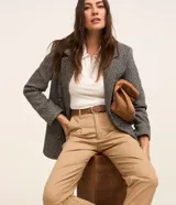 Pantalón mom fit de tiro alto color tostado, con pliegues en la cintura, trabillas para cinturón y bolsillos laterales.