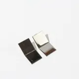 Par de caravanas de acero con diseño geométrico cuadrado en dos tonos: negro y plateado, y cobre y plateado.